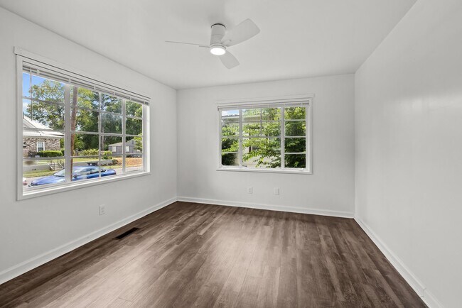 Building Photo - Beautiful 3 Bedroom 2 Bathroom