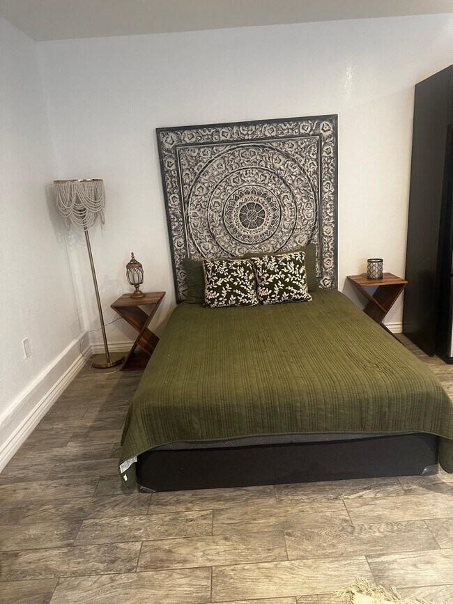 Building Photo - 10526 Woodley Ave