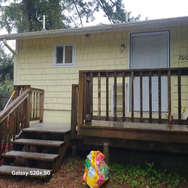 Building Photo - 2bd 1ba Home Washer and Dryer Hook Up