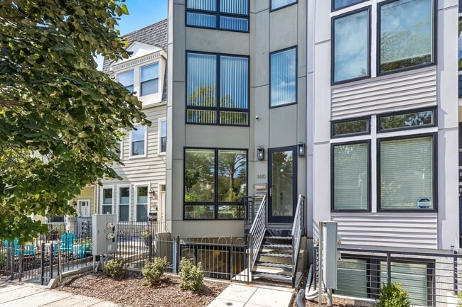 Building Photo - 1410 Montello Ave NE