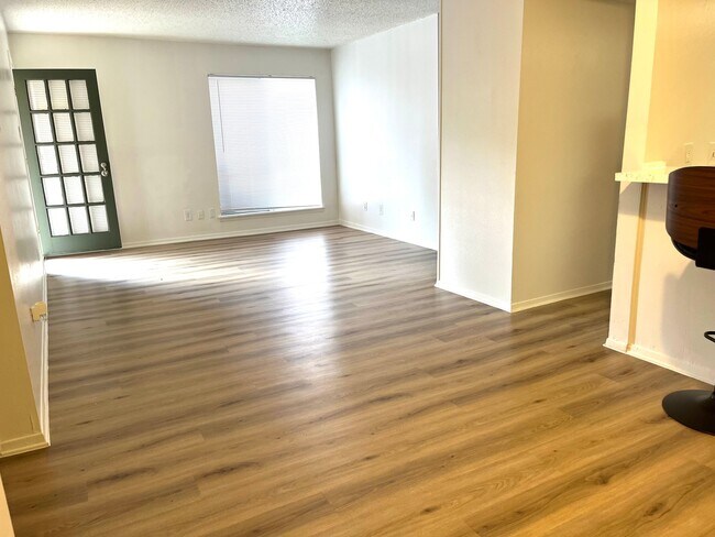 Foto del edificio - 1500 Sylvan Dr