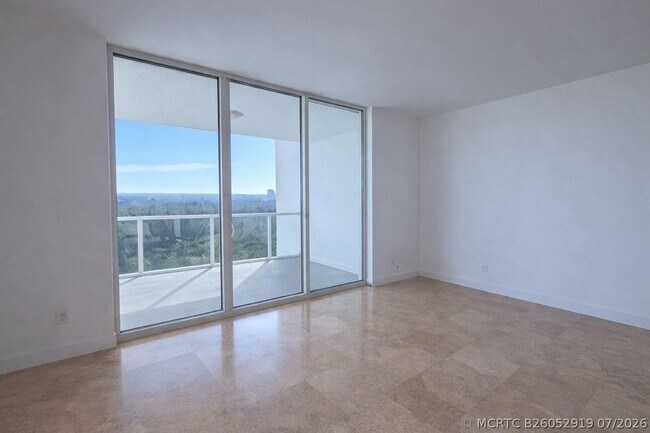 Foto del edificio - 14951 Royal Oaks Ln