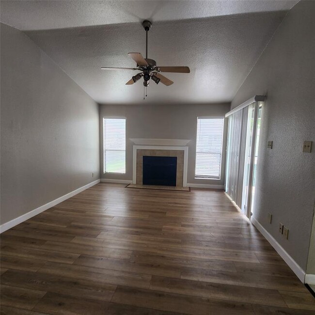 Foto del edificio - 14777 Wunderlich Dr