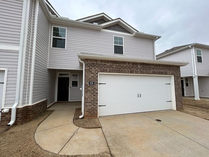 Foto principal - Spacious 3-Bedroom Home in a Prime Locatio...