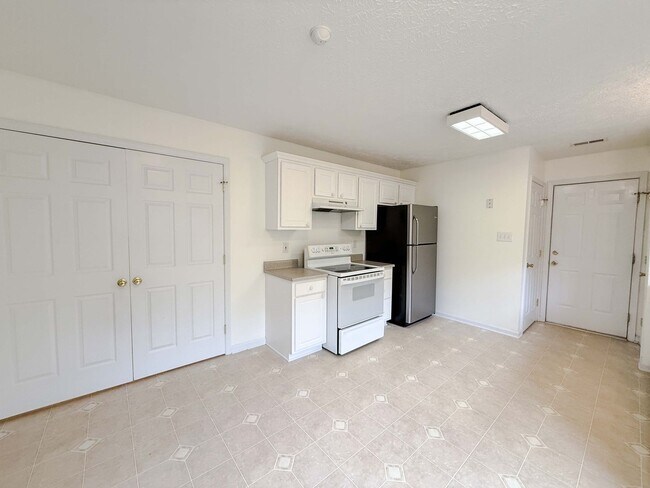 Foto del edificio - 7704 Redwood Ave