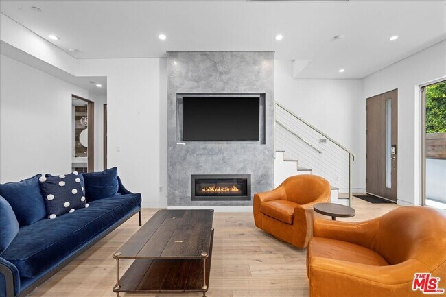 Foto del edificio - 8149 Waring Ave