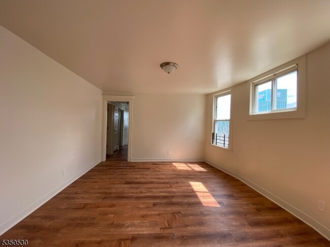 Foto del edificio - 130 Milford Ave