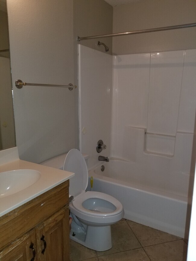 Building Photo - 423 Woodridge Dr