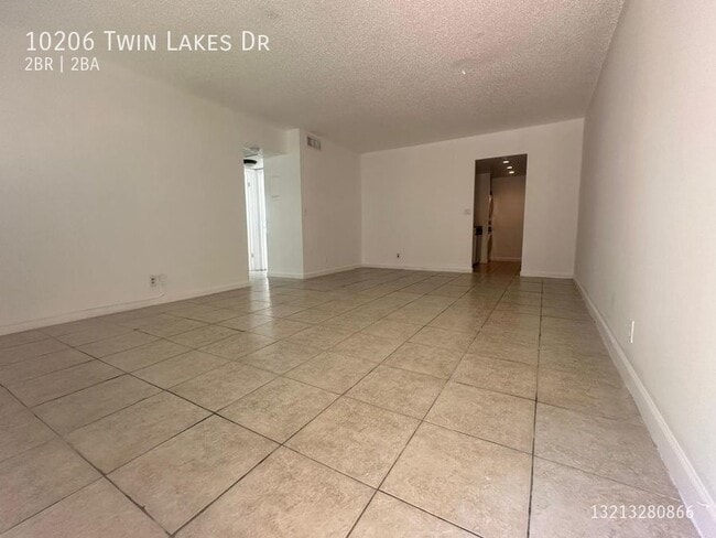 Building Photo - 10206 Twin Lakes Dr