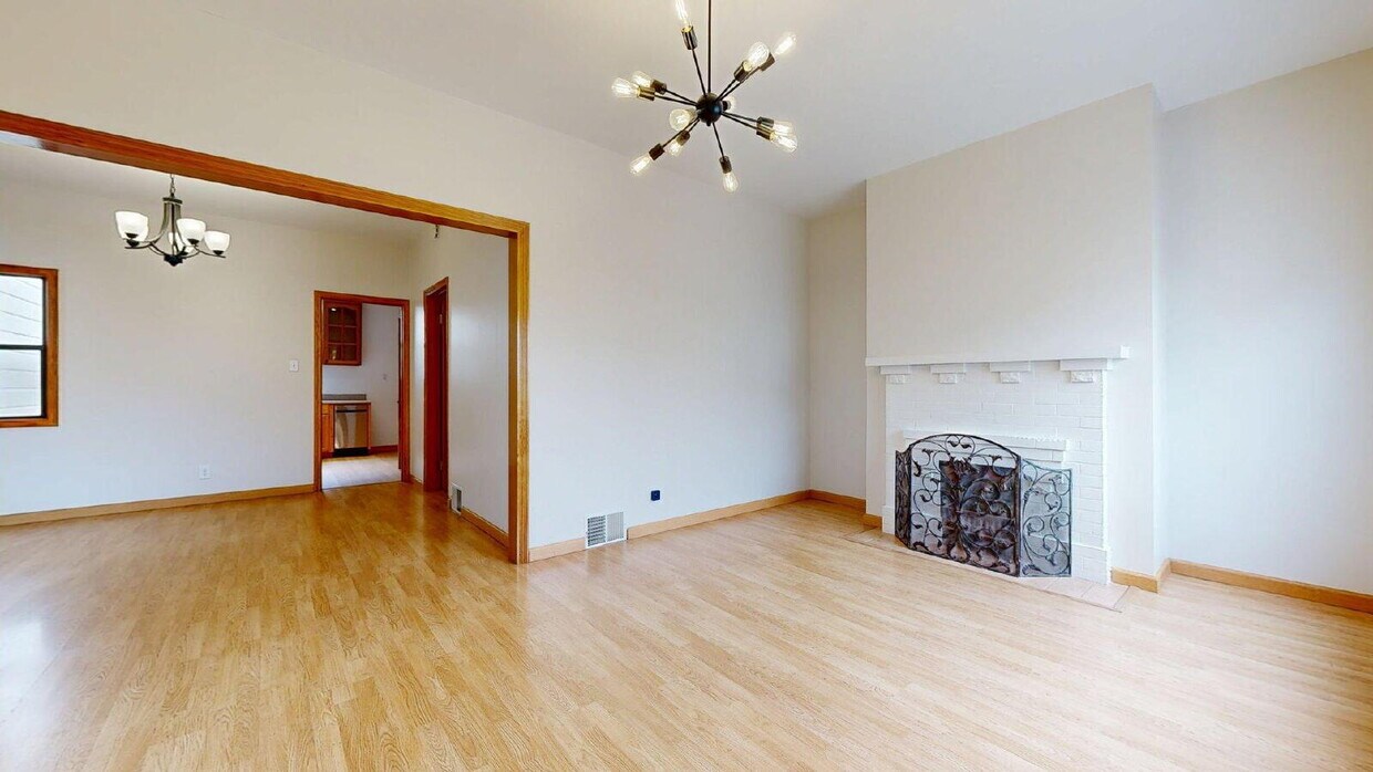 Foto principal - Freshly Updated 2BR Home with Garage, Outd...