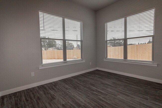 Foto del edificio - Pre-Leasing -4 bed / 2 bath 2 car garage. New built home by HomeMakers
