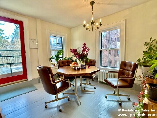 Building Photo - 36 Alveston St