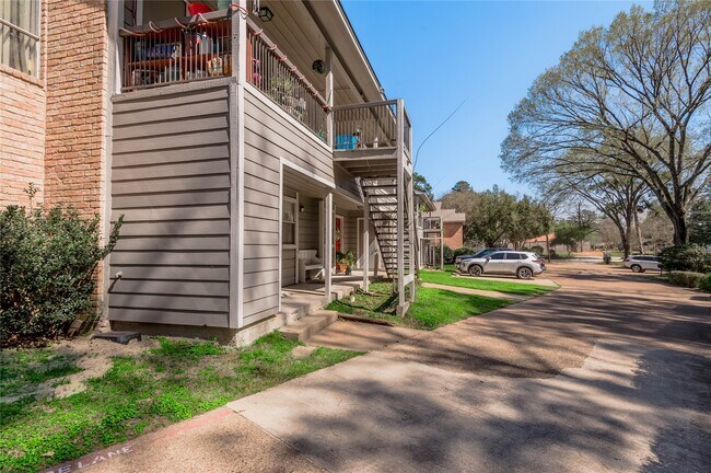 Building Photo - 2404 Sycamore Ave