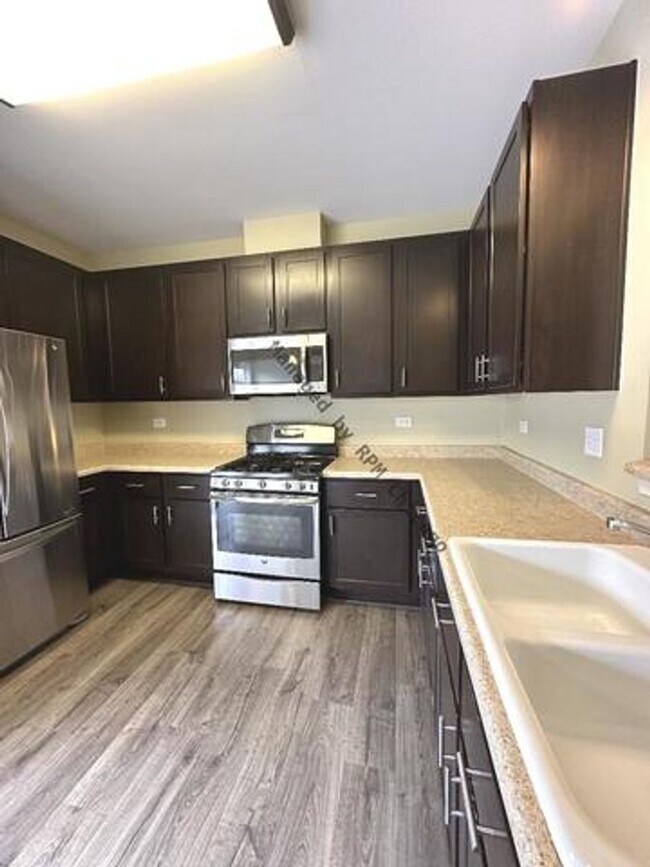 Foto del edificio - 649 Cary Woods Cir