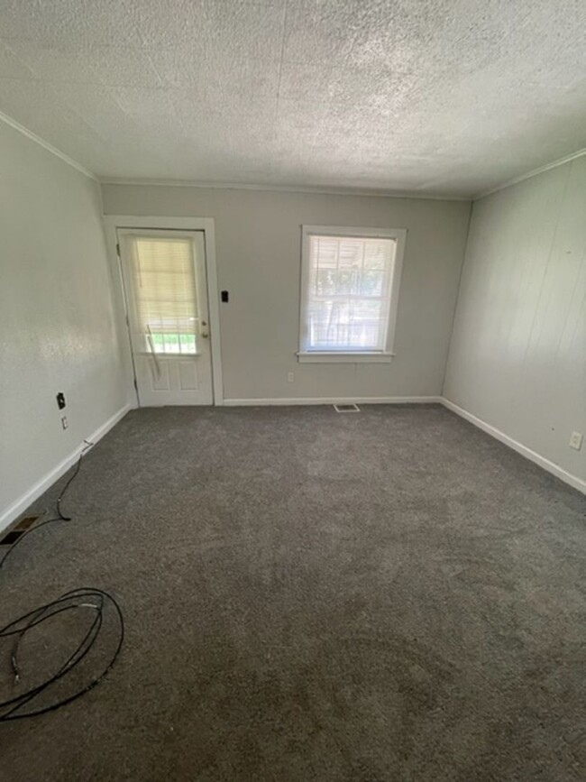 Building Photo - Beautiful 2 Bedroom 1 Bathroom Single fami...