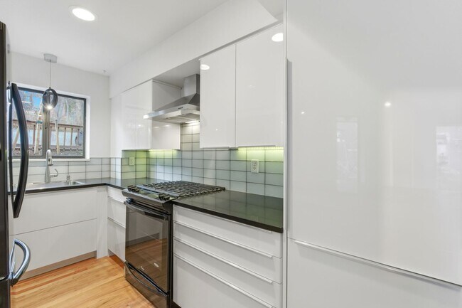 Foto del edificio - Beautiful 5-bed, 3.5 bath townhome steps from hiking trails and West Pearl St