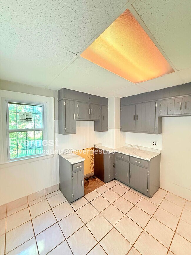 Building Photo - Cozy 3-Bedroom Home with Hookups / Pet-Fri...