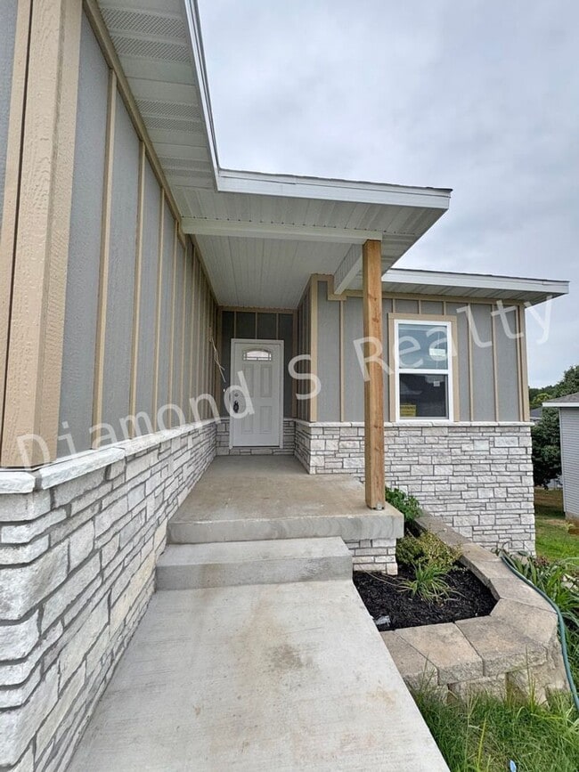 Building Photo - Brand New Build in Desirable Ozark Neighbo...