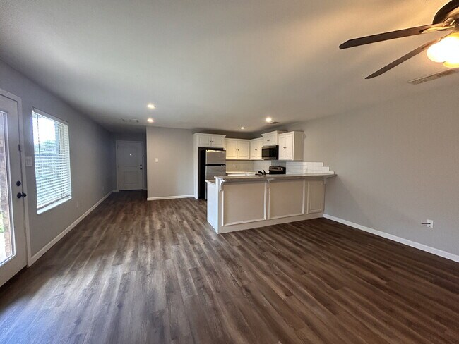 Building Photo - Beautiful Duplex!