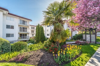 Building Photo - Granada Court Apartments
