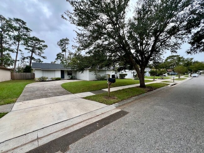 Building Photo - MOVE IN NOW!! NICE 3x2 WITH FRESH PAINT & ...