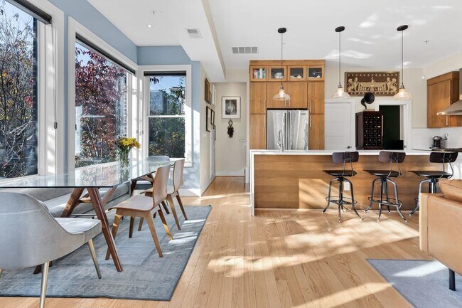 Building Photo - Stunning Three Bedroom w/Parking!