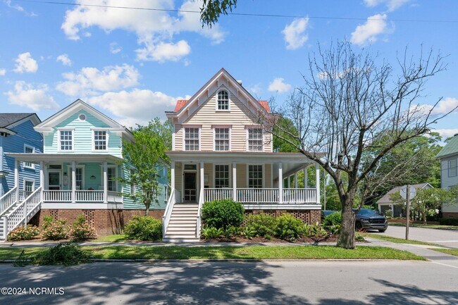 Foto del edificio - 702 E Front St