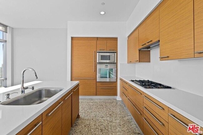 Foto del edificio - 900 W Olympic Blvd