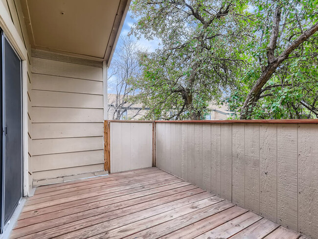 Apartments with Patio/Balcony - Meadow Lark Apartments