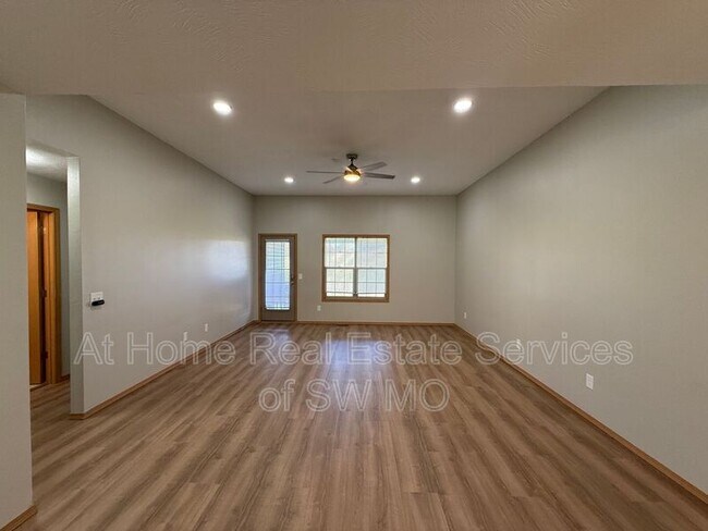 Building Photo - 2307 W Parkview