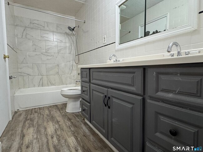 Foto del edificio - 158 River Rd