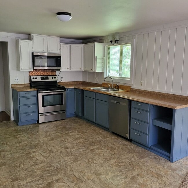 Building Photo - THREE BEDROOM HOME IN QUIET AREA IN CADILLAC
