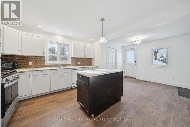 Building Photo - 27008 Kennedy Rd