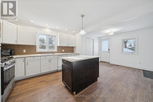 Photo du bâtiment - 27008 Kennedy Rd