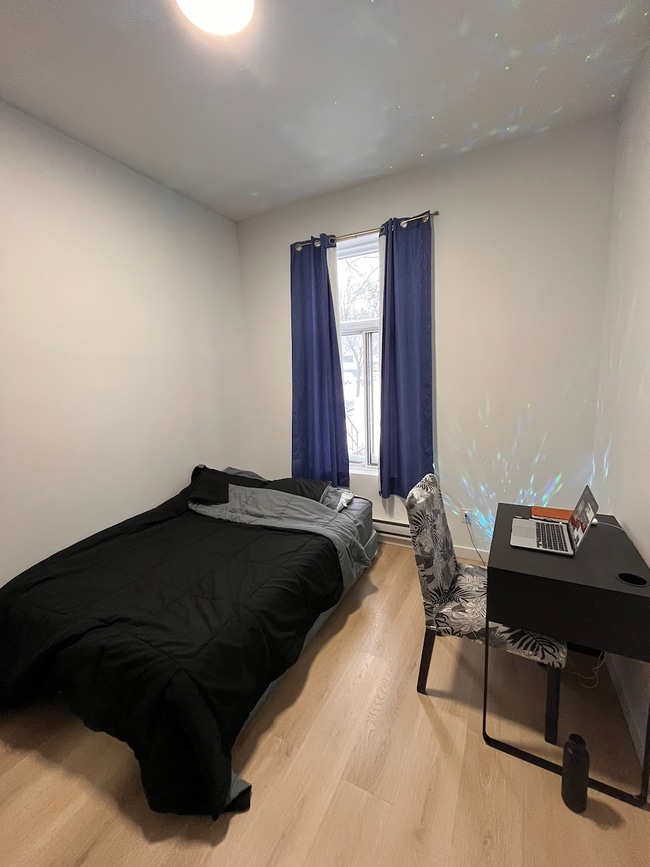 Building Photo - 5136 Av Papineau
