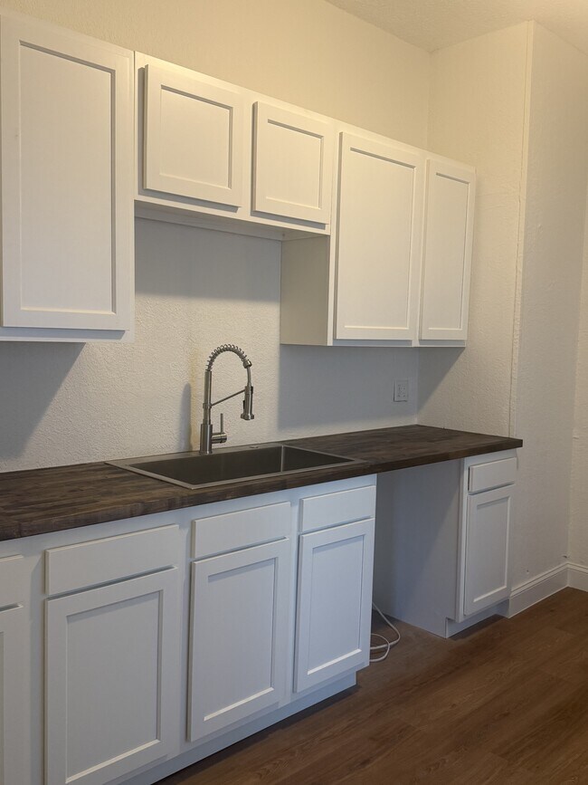 Building Photo - 1030 E 13th St