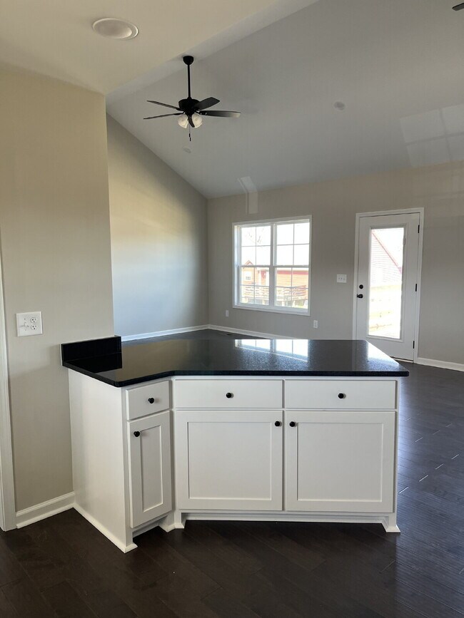 Foto del edificio - BRAND NEW CONSTRUCTION. NEVER LIVED IN. LAWN CARE INCLUDED.