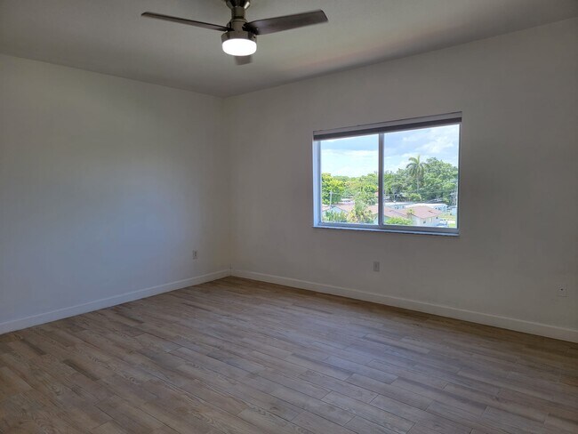 Foto del edificio - 1300 NE 109th St