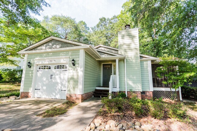 Building Photo - Lovely 3 BR, 2 BA, 1 Car Garage with Scree...