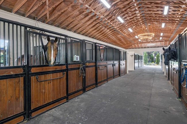 Foto del edificio - 15161 Collecting Canal Rd