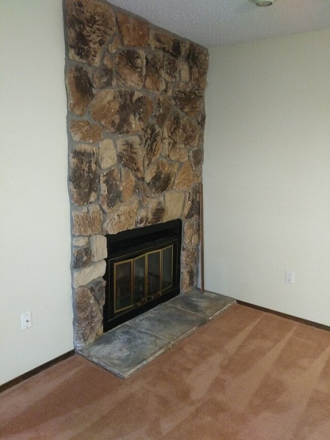 Building Photo - Spacious 2 Bedroom 1 bath with washer & dryer.