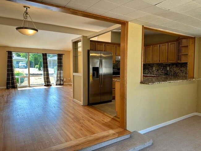 Building Photo - 4Bd/2Ba Bellevue Home