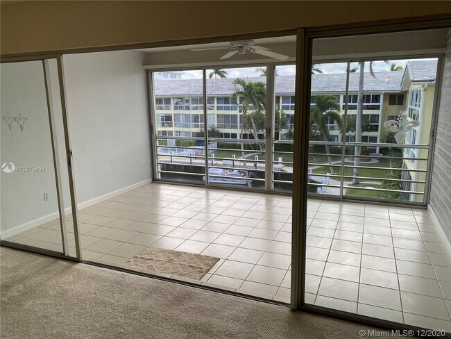 Foto del edificio - 3000 NE 48th St