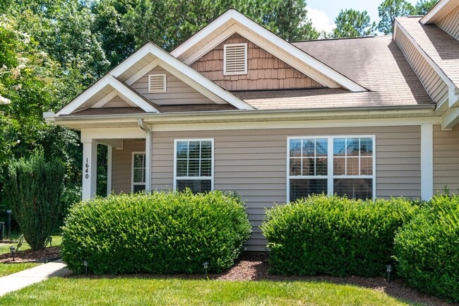 Building Photo - Charming End-Unit Townhome with Prime Loca...