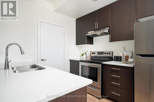 Photo du bâtiment - 370-370 Red Maple Rd