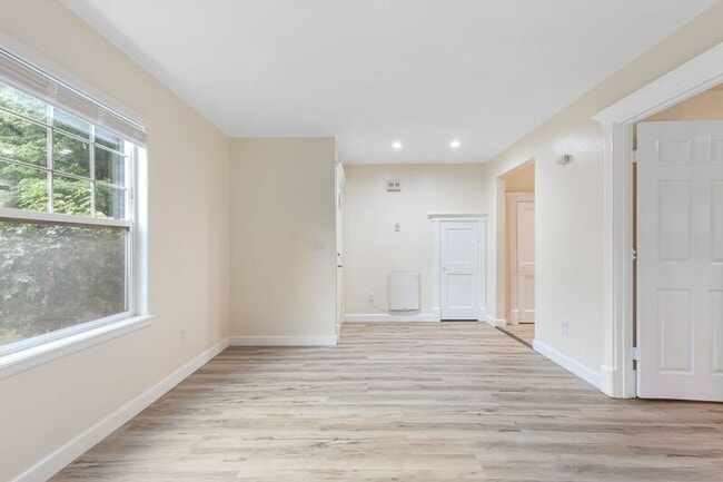 Building Photo - 583 NE Roberts Ave