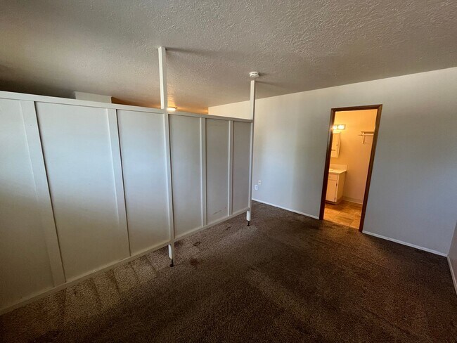 Foto del edificio - Charming Studio Unit Near Downtown Redmond - The Pines Apartments