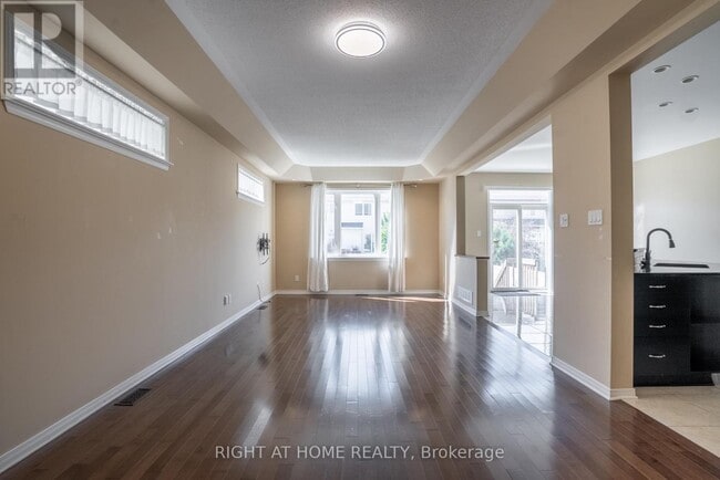 Photo du bâtiment - 310 Kippen Pl