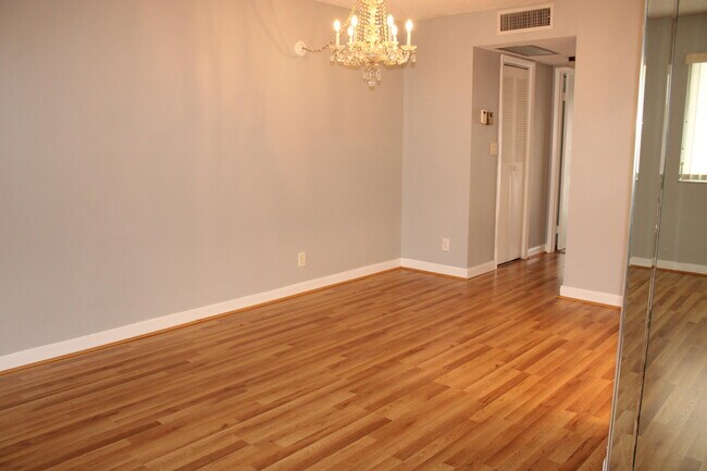 Building Photo - 700 Village Green Ct