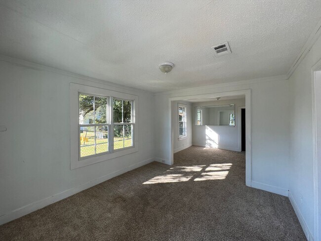 Building Photo - Charming Downtown Home